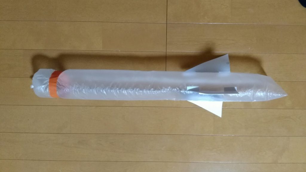 傘袋ロケットの作り方　ビニールテープで重りを付ける