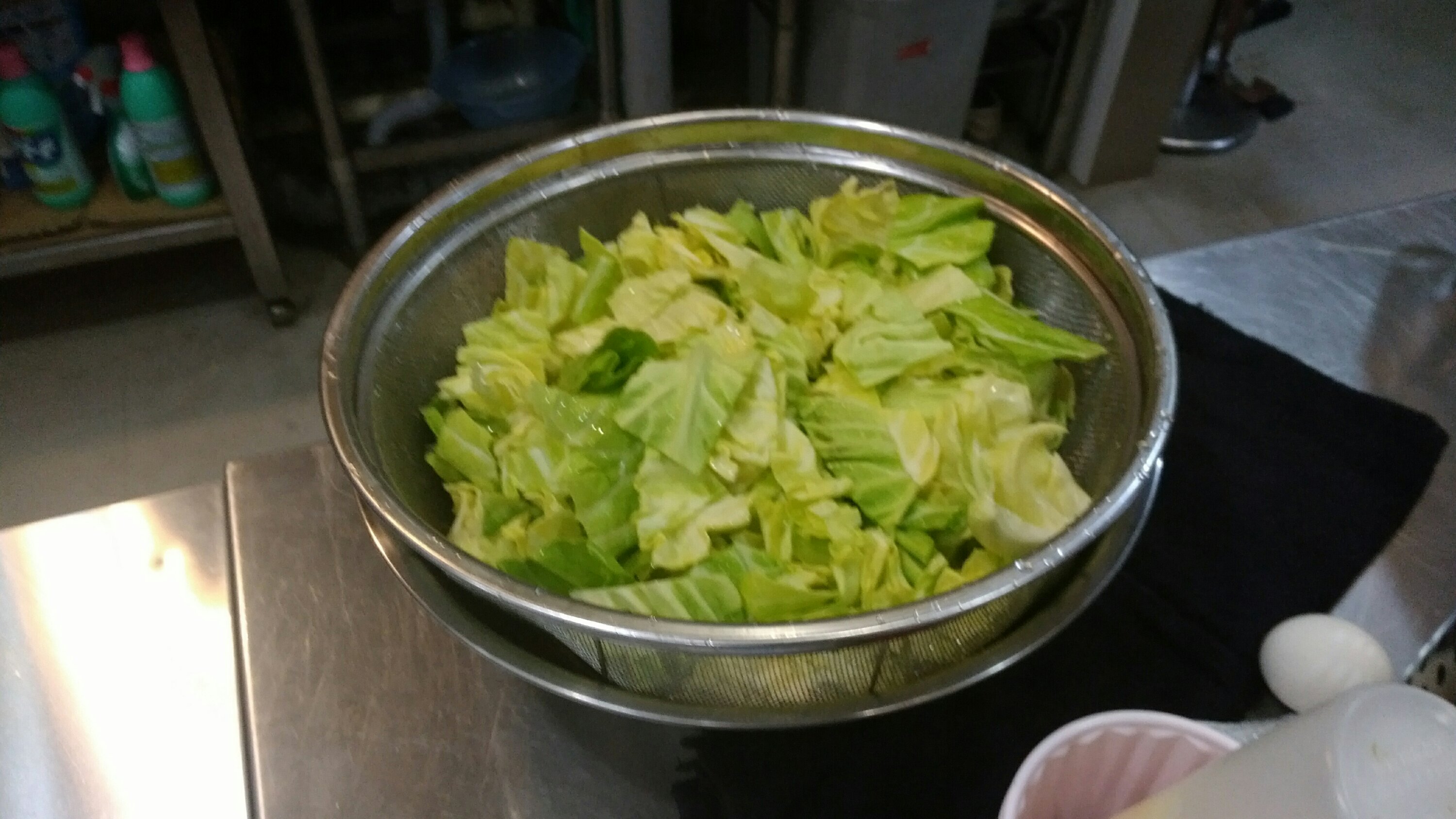 仕込み中のキャベツ