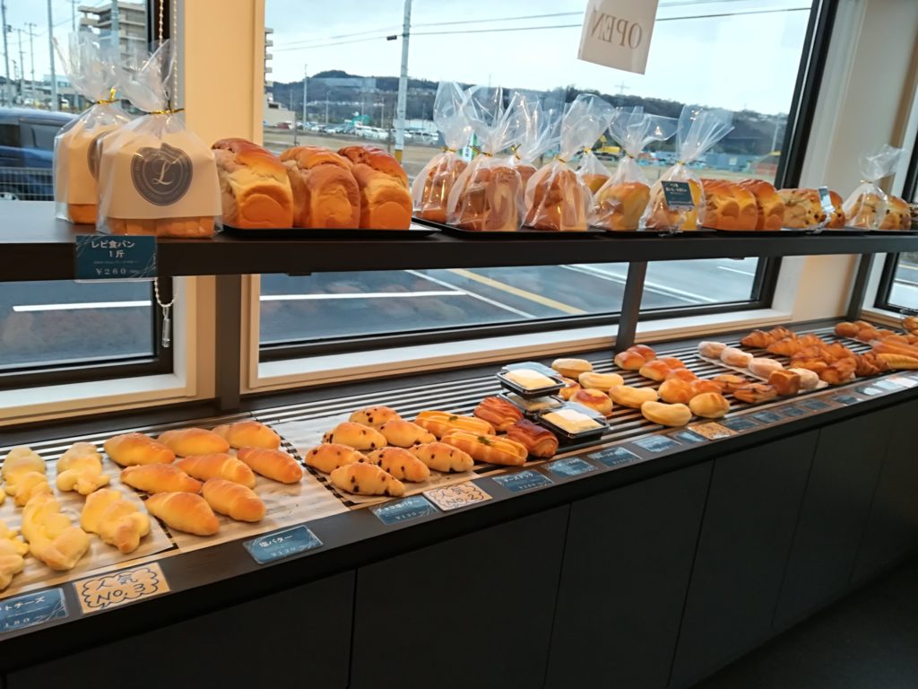 富沢 レピコロレ 店内のパン