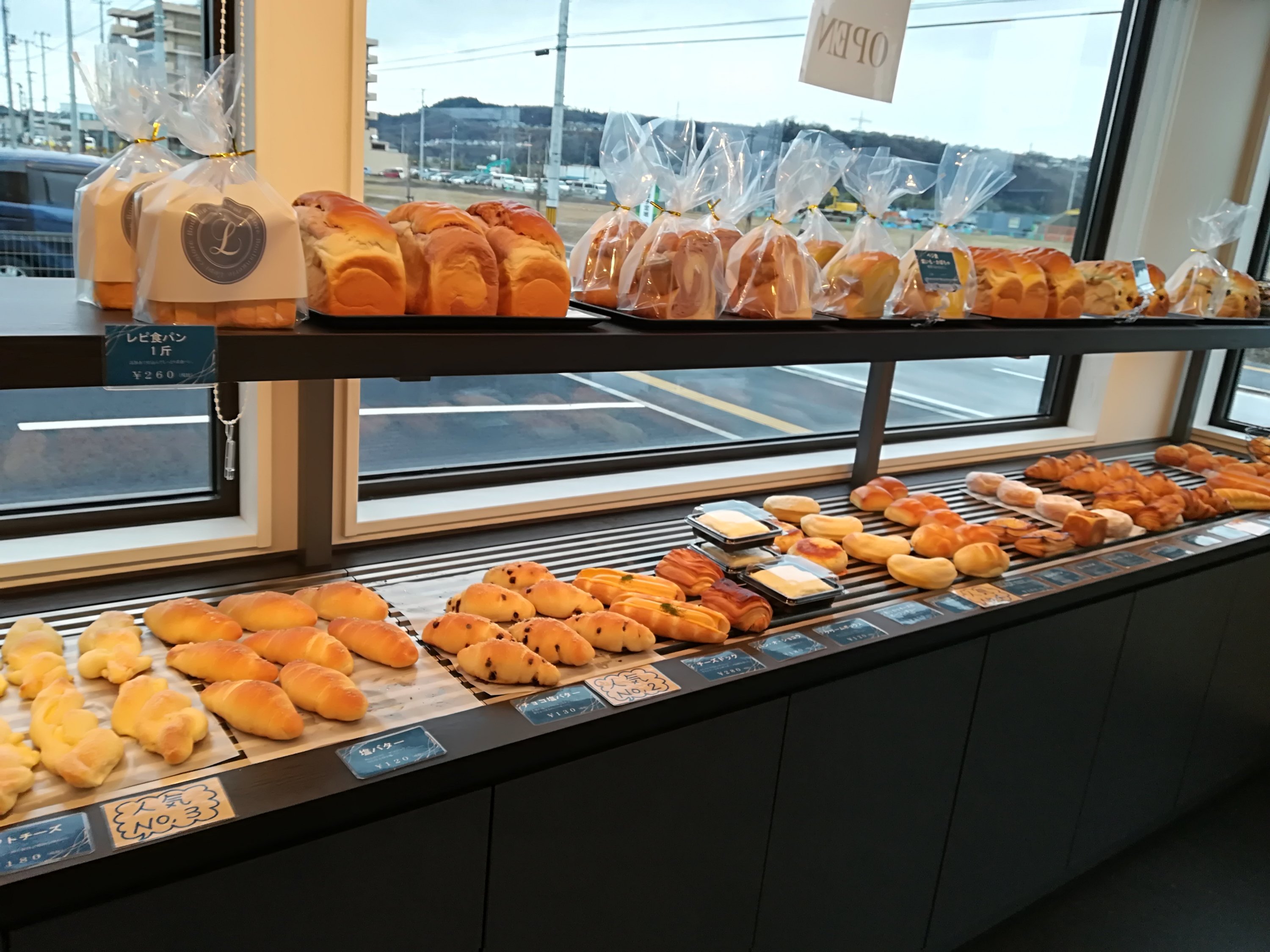 富沢 レピコロレ 店内のパン
