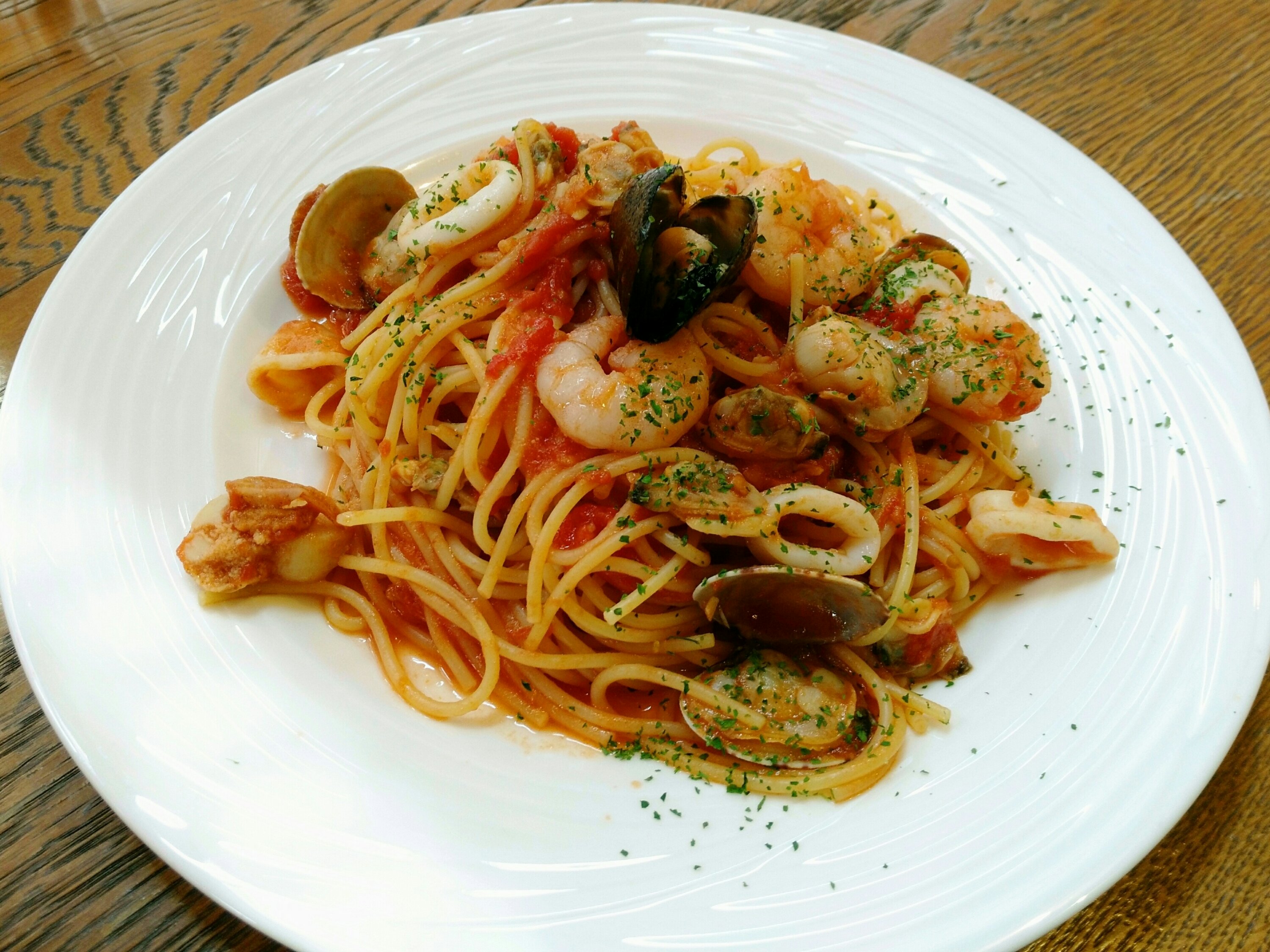 秋保 カフェ ロシェ シーフードトマトソースパスタ