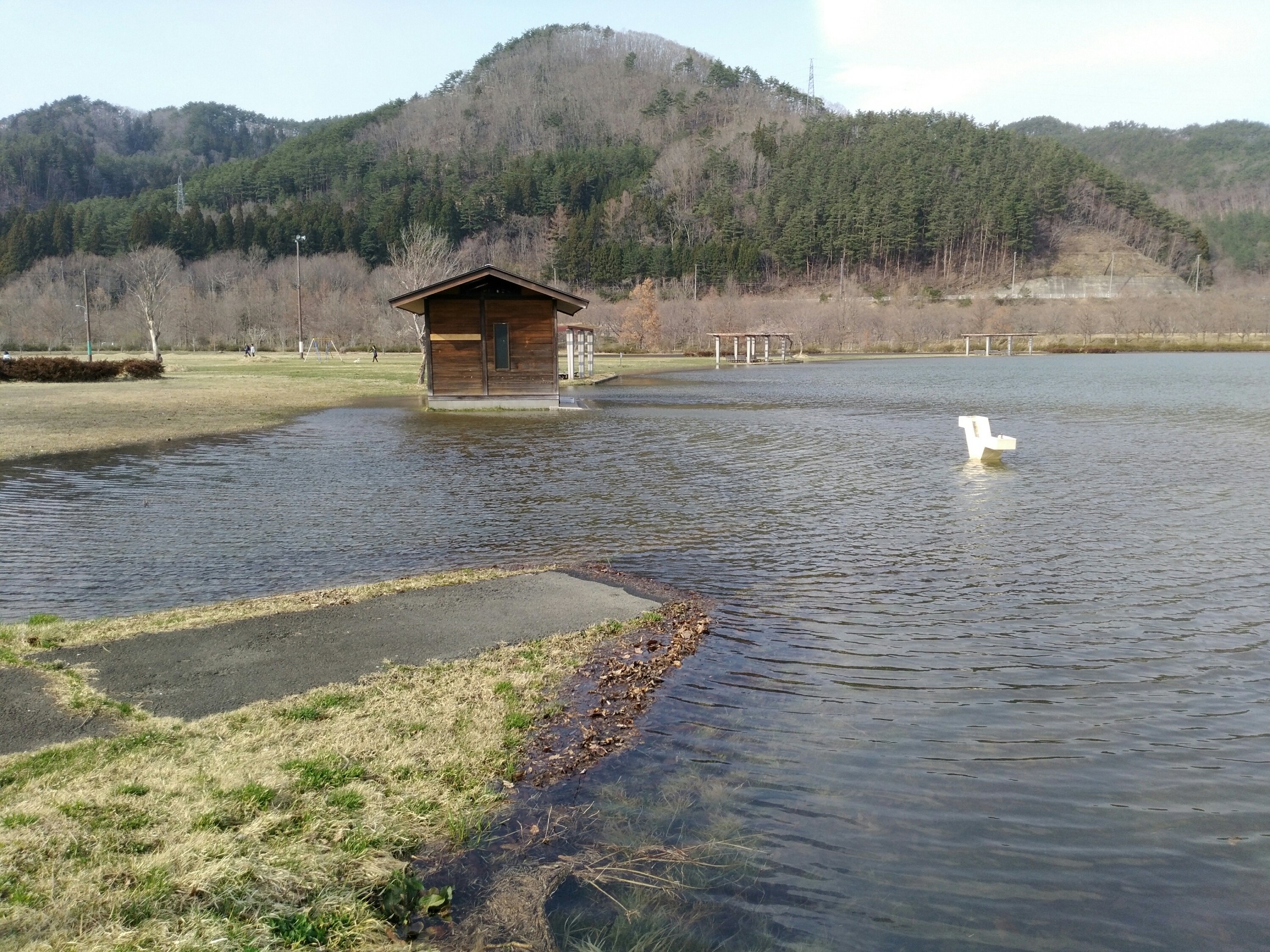 公園さんぽ 七ヶ宿公園 衝撃 ダムの水が溢れている公園 仙台南つうしん