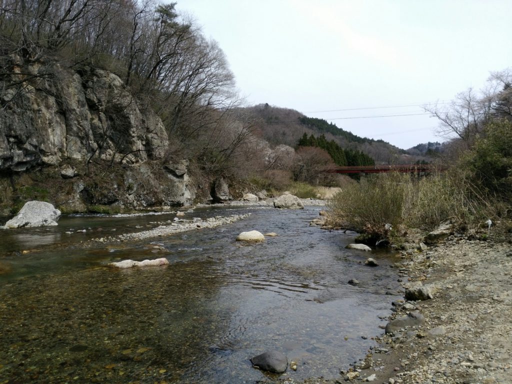 羽山公衆トイレ近くの名取川