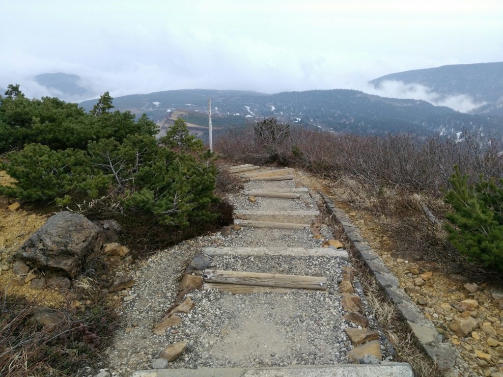 刈田岳　山頂からの登山道