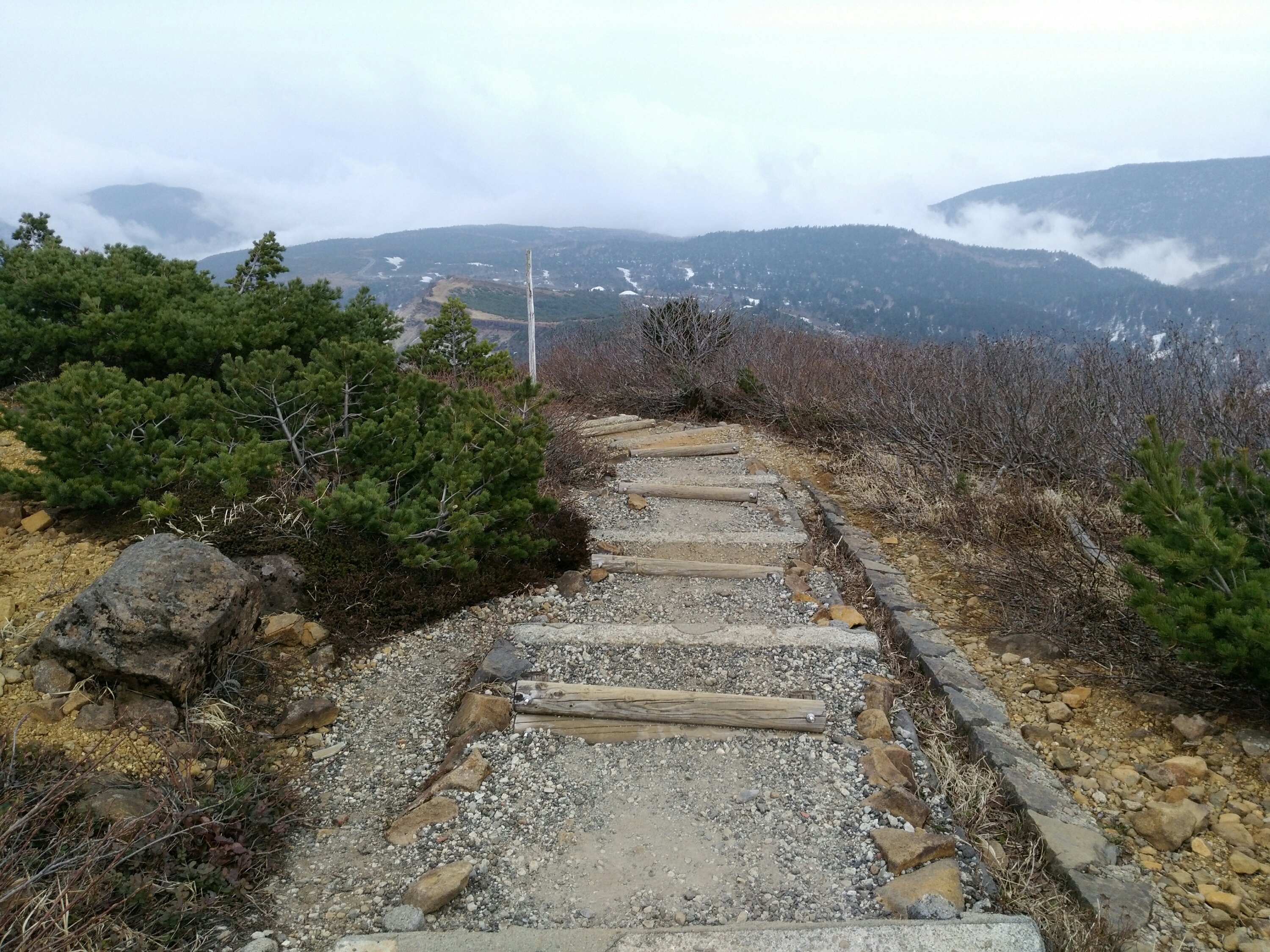 刈田岳 山頂からの登山道