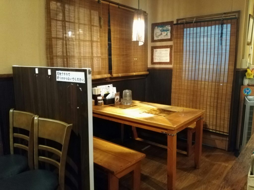 名取 なると家 店内 テーブル席