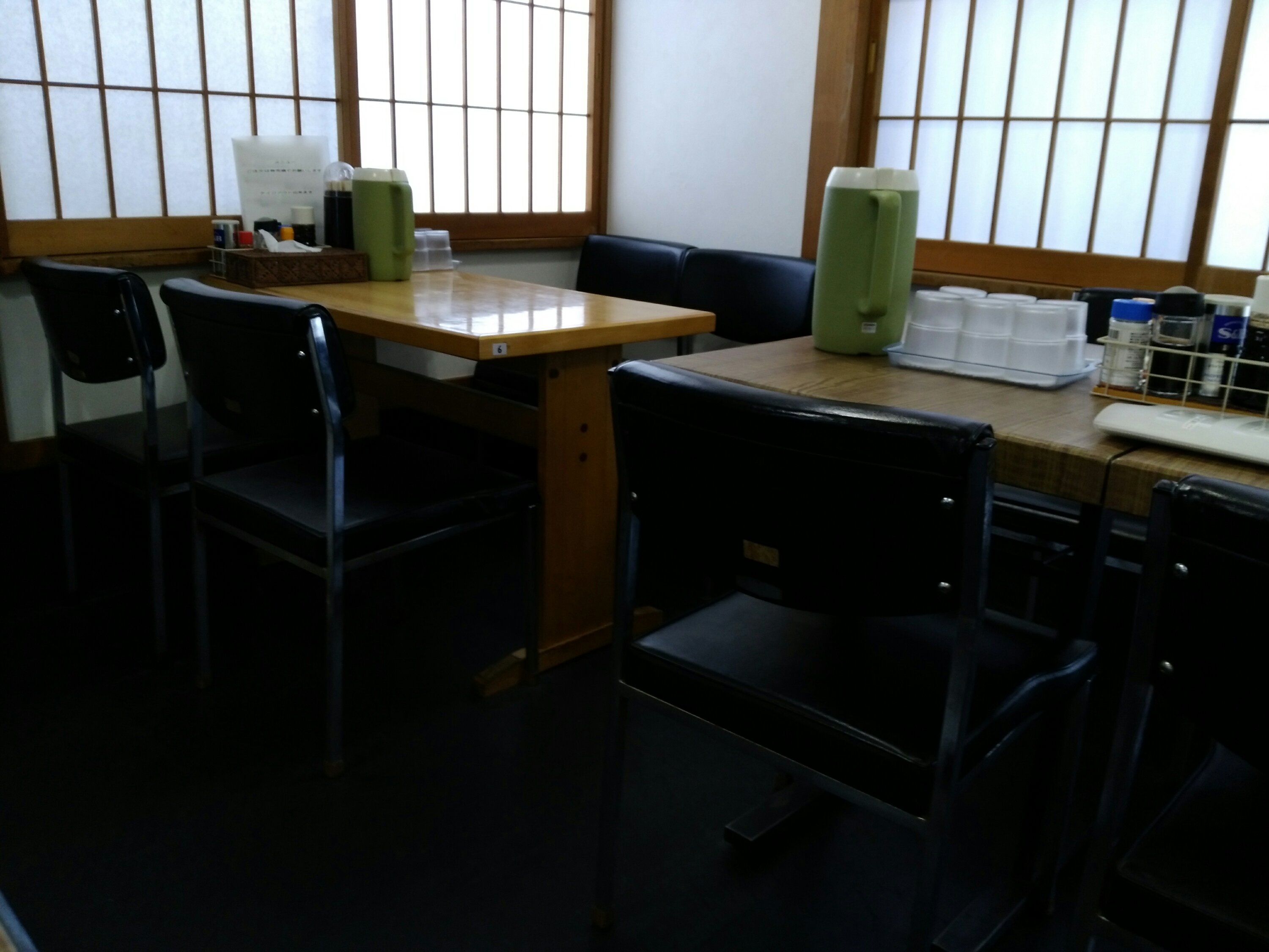 木の家食堂のテーブル席