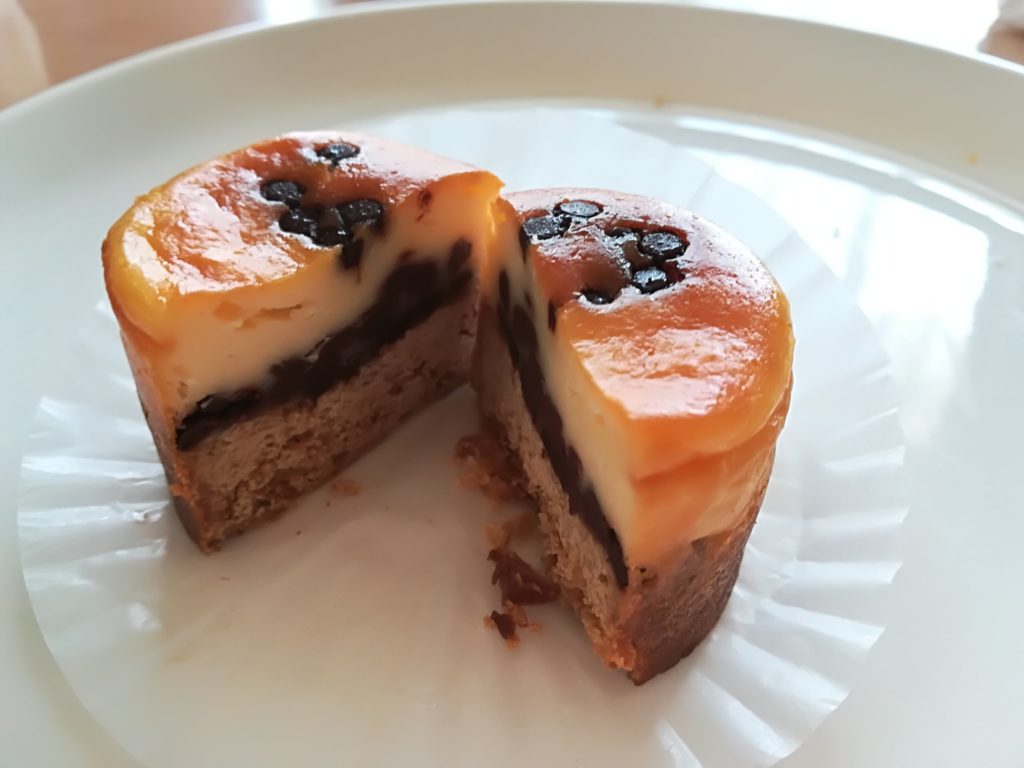 チーズケーキ、チョコチップ、ビスケット生地の３層構造