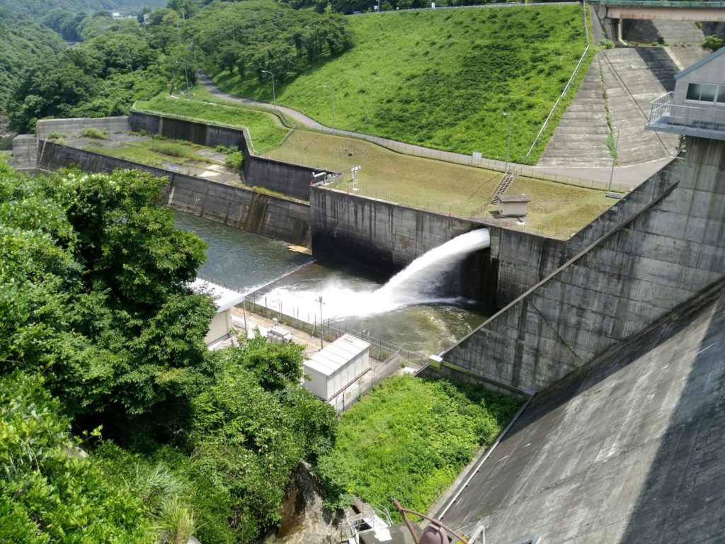 川崎町の釜房ダム放水