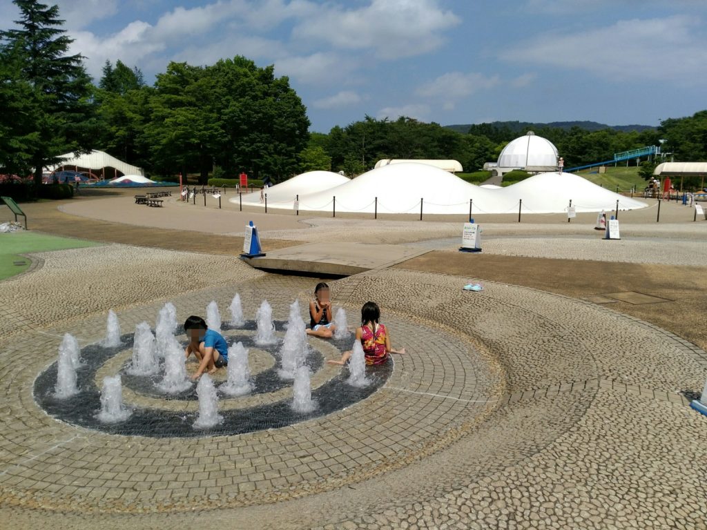 川崎町みちのく杜の湖畔公園で水遊び