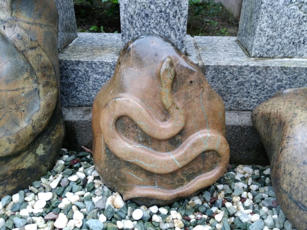 金蛇水神社　蛇石