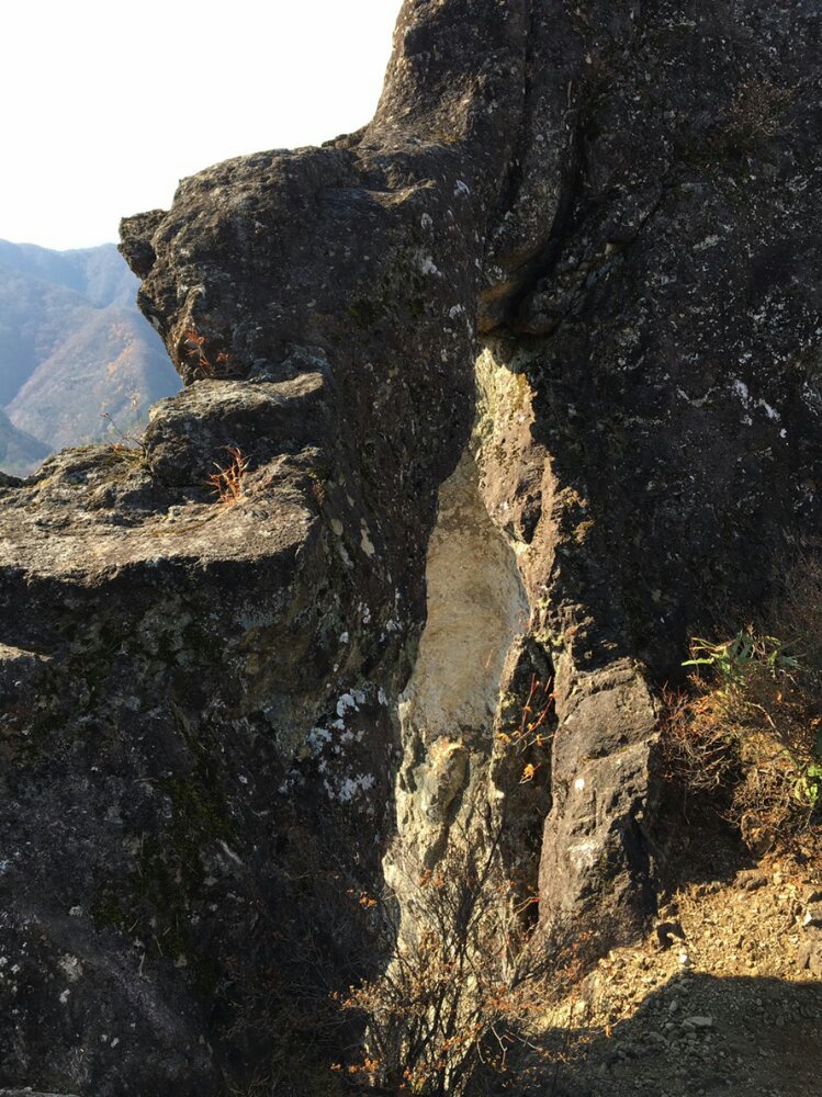 オボコンベ山のマンモス岩