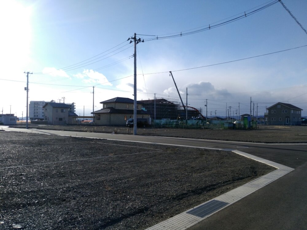 奥に見えるのが公民館と体育館