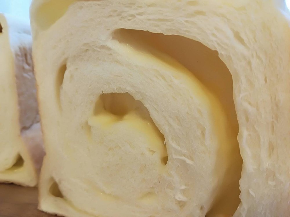 ジェノワーズブランのチーズ食パン