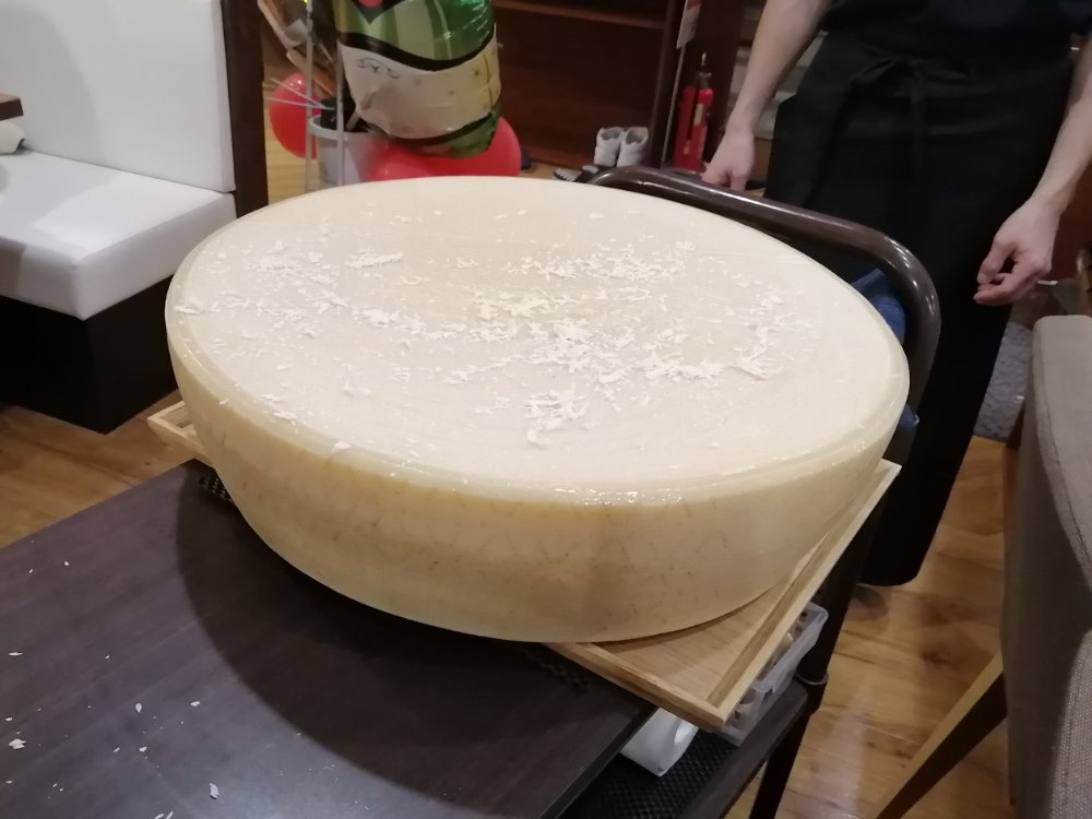 削ったホールチーズ