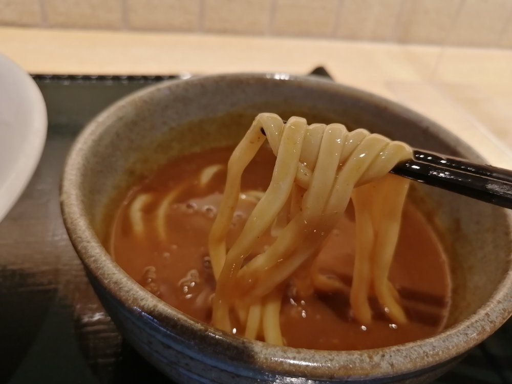 カレースープに浸した麺