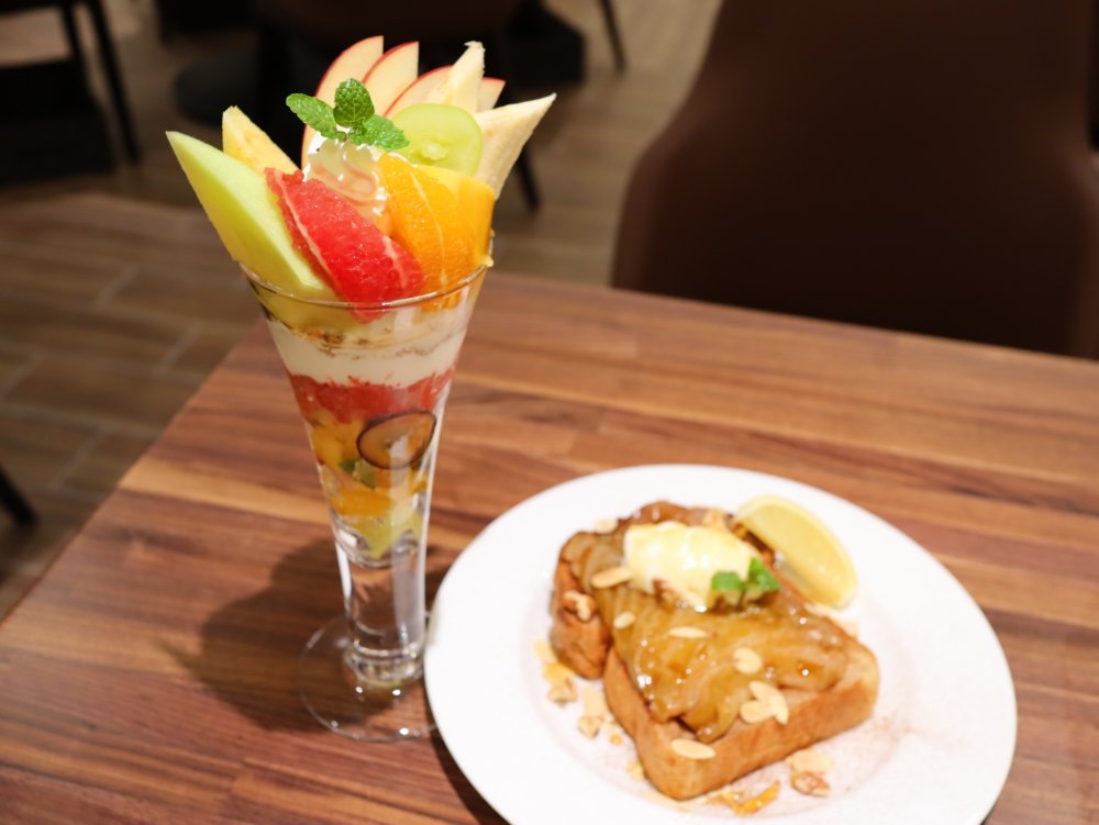 ITAGAKI FRUITS SALON　フルーツパフェとトースト