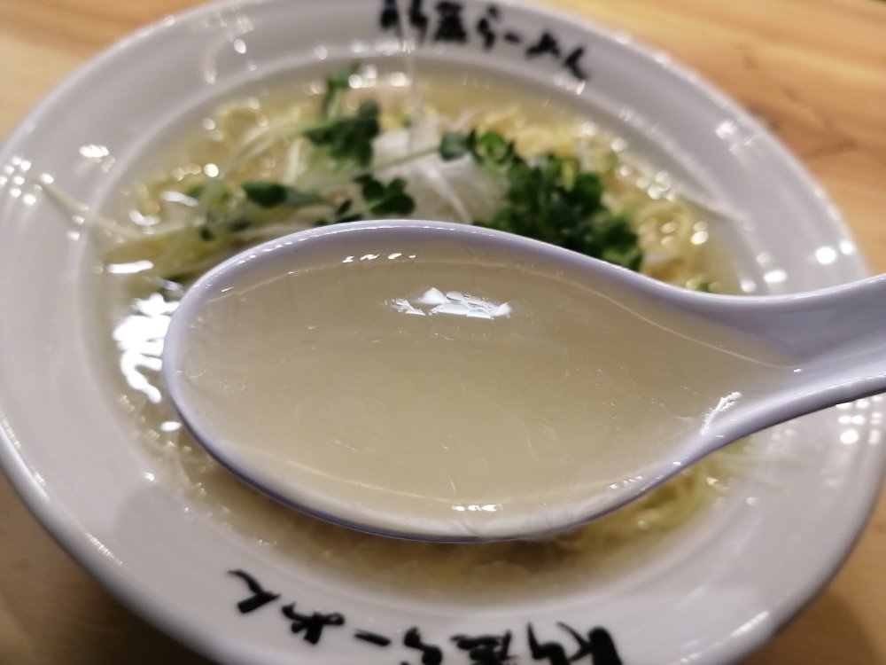 透き通った清湯スープ