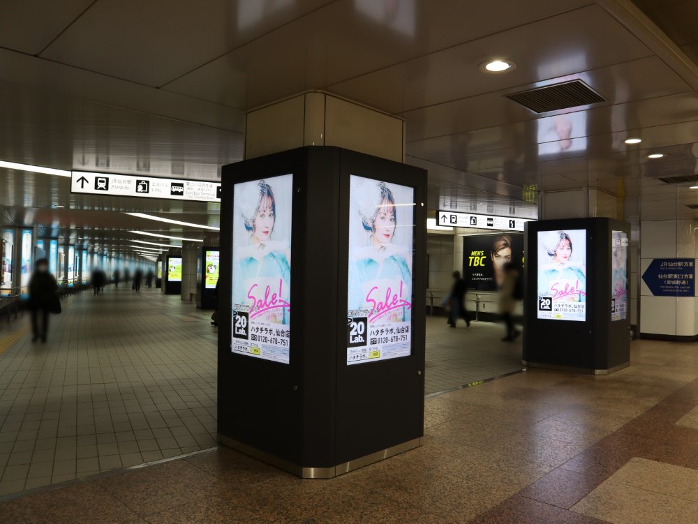 仙台駅地下自由通路のサイネージ（電子看板）