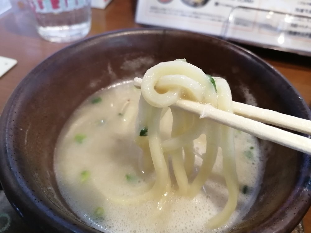麺と絡んだスープ