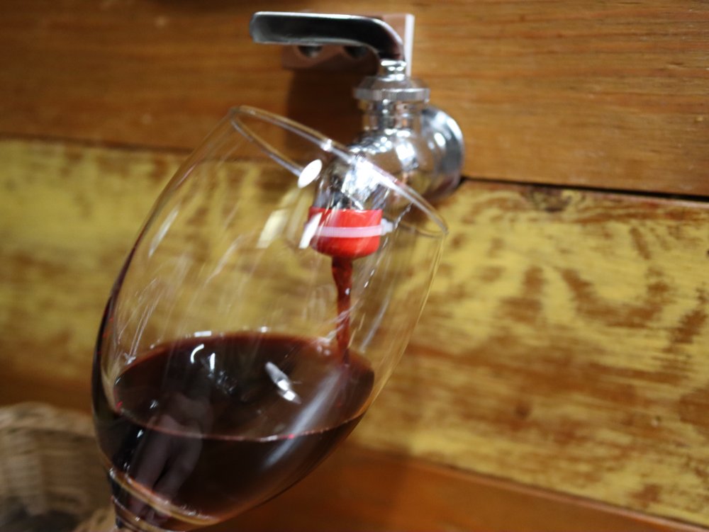 蛇口から赤ワイン