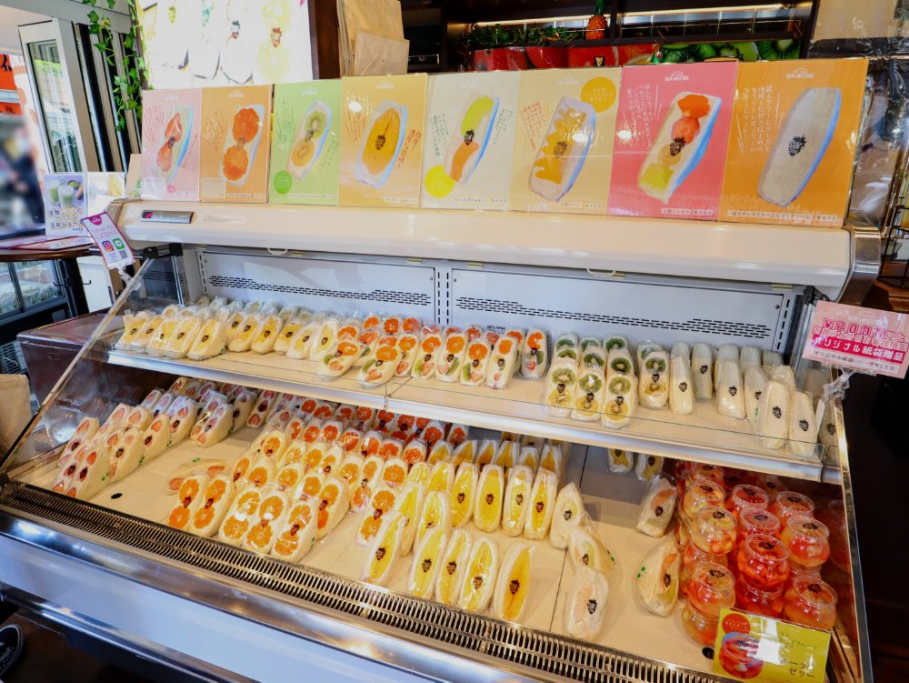 FRUIT PARLOR SUN’ｓ STOREケルツ仙台駅前店でずらりと並ぶフルーツサンド