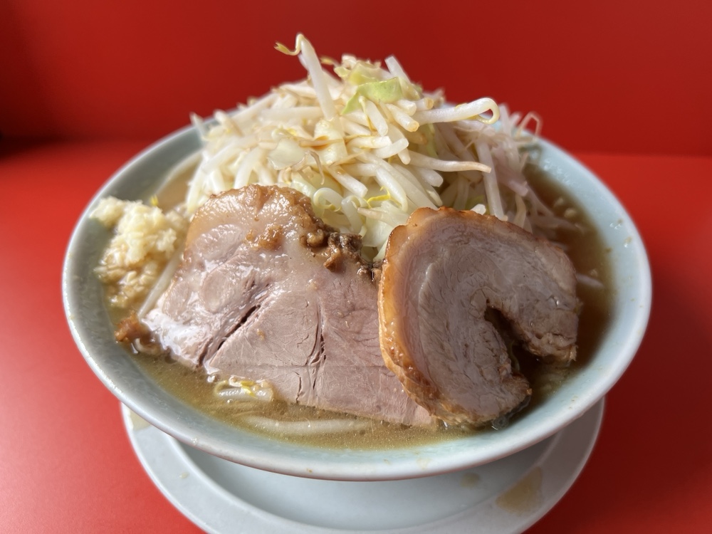 岩沼市の「麺屋 小十郎」で醤油ラーメン野菜増し｜肉厚チャーシューが