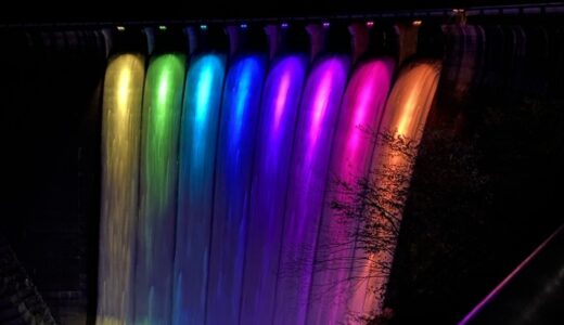 【鳴子温泉1泊２日】特別臨時列車で行く！鳴子ダムレインボーすだれ放流ライトアップツアーが開催【PR】